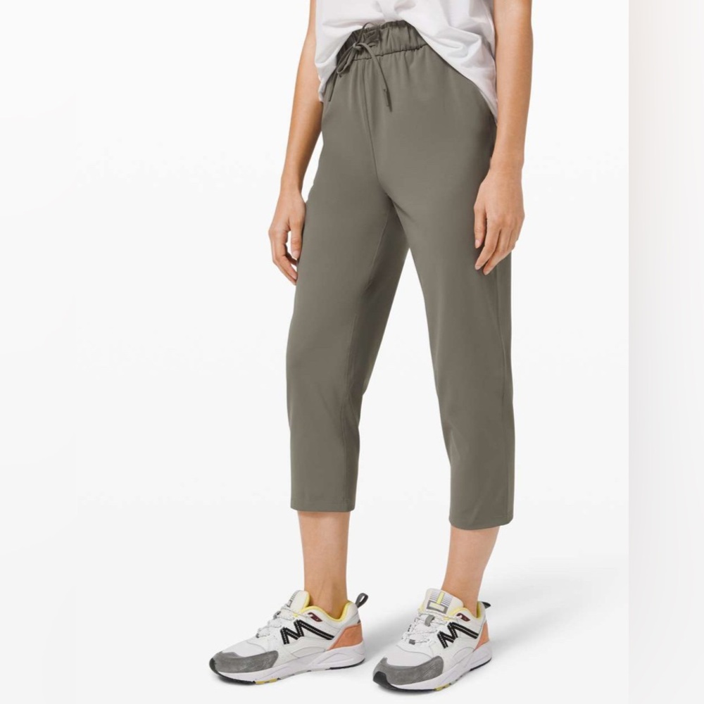 🩷 Lululemon Keep Moving Crop 23" 🩷